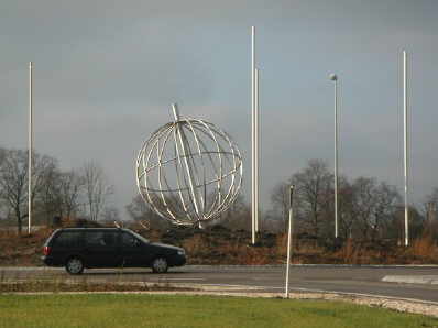 Weltkugel in der Mitte des Kreisverkehrs