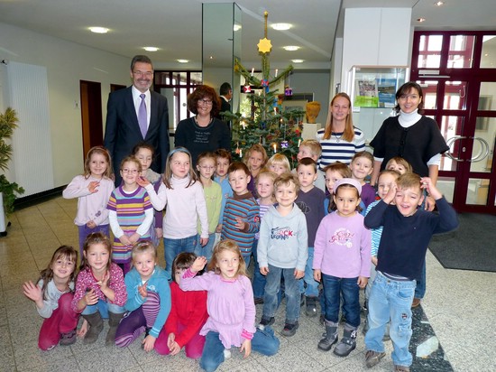 Christbaumschmücken im Rathaus