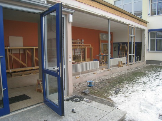 Neue Fenster und Türen in der Schule