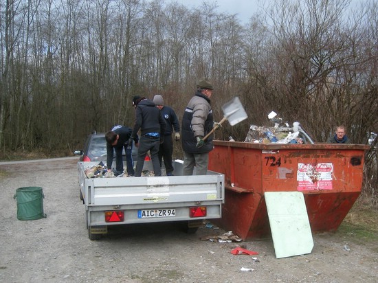 Fischer beim Aufräumen
