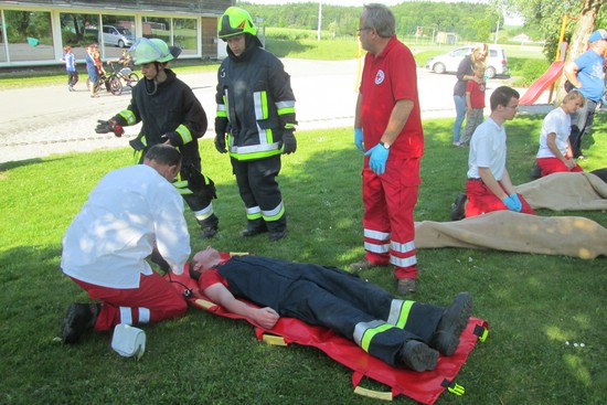 Feuerwehrübung mit Rotem Kreuz
