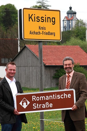 Romantische Stra&szlig;e durch Kissing