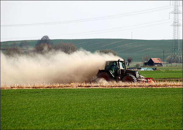 Traktor im Staub