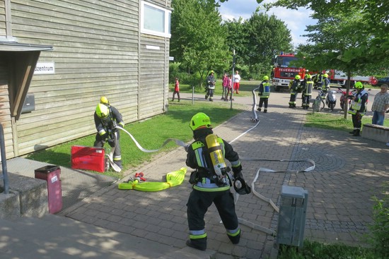Feuerwehr&uuml;bung mit Rotem Kreuz