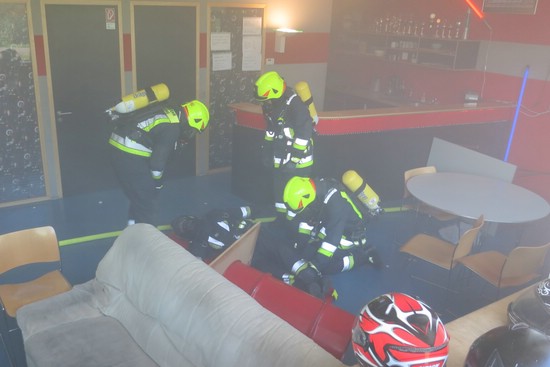 Feuerwehr&uuml;bung mit Rotem Kreuz